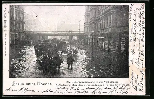 AK Berlin, Hochwasser in der Yorkstrasse am 14. April 1902, Beförderung über Strassendamm a` Person 10 Pfennige