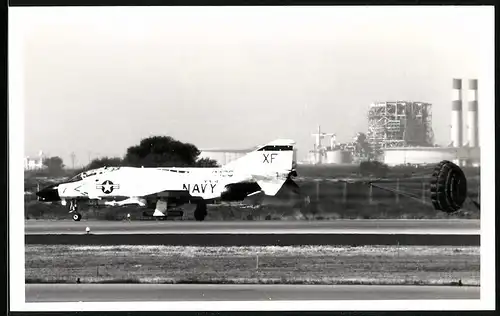 Fotografie Flugzeug McDonnell F-4 Phantom der US-Navy, Experimentalflugzeug VX-4 mit Bremsschirm