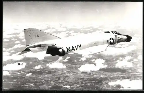 Fotografie Flugzeug McDonnell F-4 Phantom der US-Navy über den Wolken