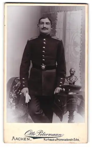 Fotografie Otto Petermann, Aachen, Soldat in Uniform Rgt. 40 nebst einer Kaiser Wilhelm II. Büste