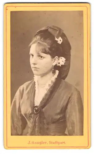 Fotografie J. Gaugler, Stuttgart, hübsche junge Frau im dunklen Kleid mit Haarschleife