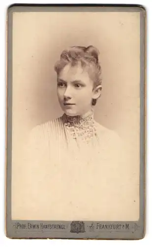 Fotografie Erwin Hanfstaengl, Frankfurt a. M., Portrait blondes Fräulein Johanna in eleganter weisser Bluse