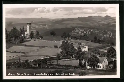 AK Sebnitz / Sächs. Schweiz, Grenadierburg mit Blick auf die Stadt