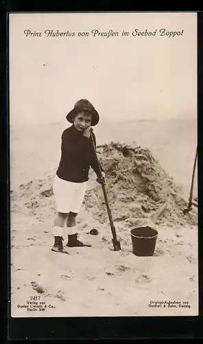 AK Zoppot, Der kleine Prinz Hubertus mit Eimer und Schippe am Strand