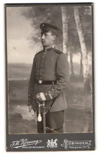 Fotografie J. W. Hornung, Tübingen, Uffz. in Uniform mit Säbel und Portepee