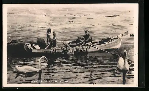 AK Fischer in einem Ruderboot mit Schwänen
