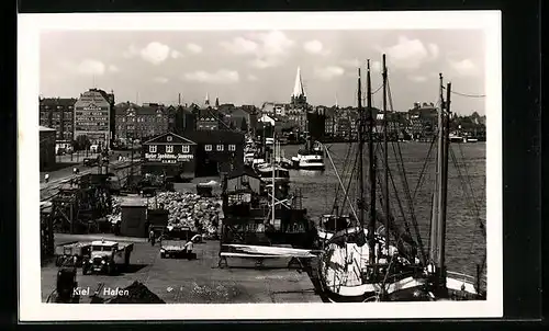 AK Kiel, Segelschiff am Quai im Hafen, Stadtpanorama