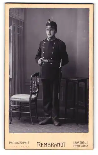 Fotografie Rembrandt, Basel, junger schweizer Soldat in Uniform Rgt. 2 mit Bajonett