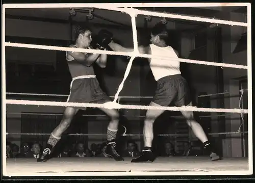 Fotografie Alwin Haupt, Berlin-Lichterfelde, Boxkampf, Boxer beim Schlagabtausch