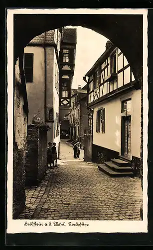 AK Beilstein /Mosel, Strasse, vom Nordosttor aus gesehen