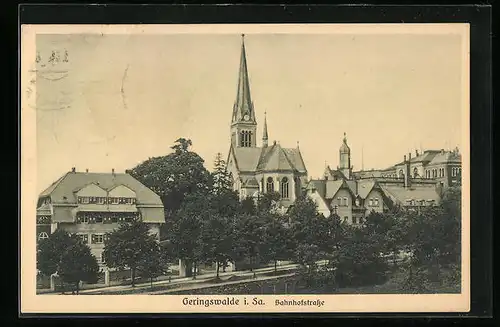 AK Geringswalde i. Sa., Bahnhofstrasse mit Kirche