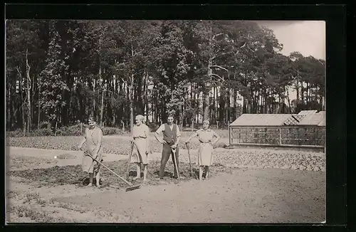 Foto-AK Gärtner auf dem Feld