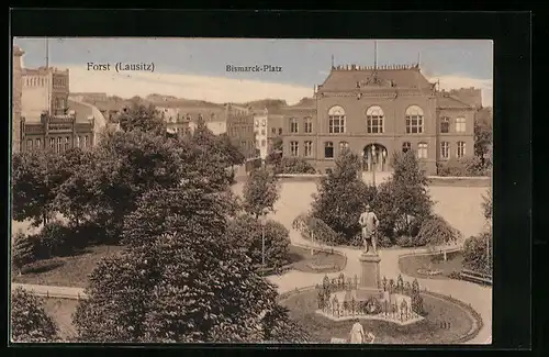 AK Forst /Lausitz, Bismarck-Platz mit Denkmal aus der Vogelschau