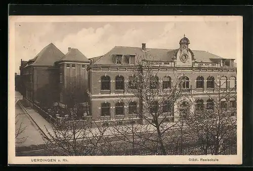 AK Uerdingen a. Rh., Städt. Realschule mit Strasse aus der Vogelschau