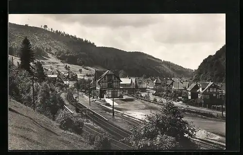 AK Schleusingerneundorf /Kr. Suhl, Ortspartie mit Bahngleis