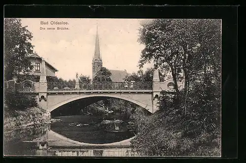 AK Bad Oldesloe, Flusspartie mit Brücke, Blick zur Kirche