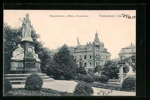 AK Frankenberg / Sa., Siegesdenkmal und Blick zur Humboldtstrasse