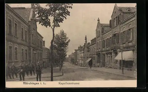 AK Mörchingen i. L, Kapellenstrasse mit Soldaten