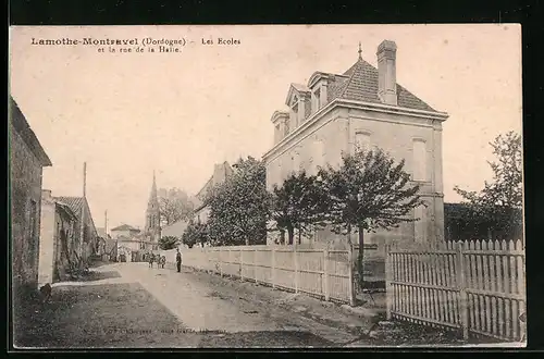 AK Lamothe-Montravel, Les Ecoles et la rue de la Halle