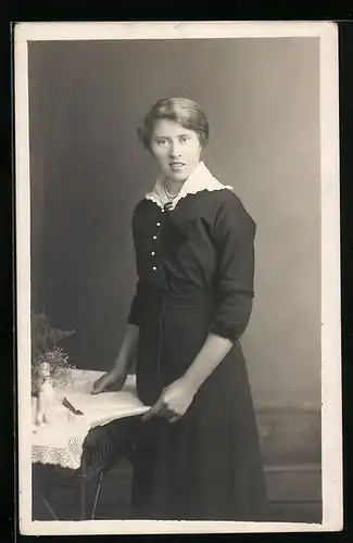 Foto-AK Frau mit einem Buch in der Hand