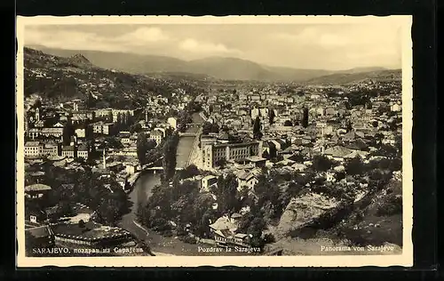 AK Sarajewo, Ortsansicht mit Fluss, Brücken, Häuser und Landschaft