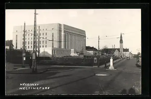 AK Helsinki, Reichstagsgebäude von einem Bahnübergang betrachtet