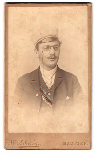 Fotografie Alfr. Schreiber, Bautzen, Student mit koloriertem Couleur und Zwickerbrille