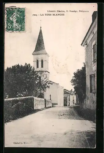 AK La Tour Blanche, Strassenpartie an der Kirche