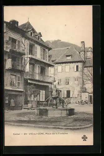 AK Vic-sur-Cère, Place de la Fontaine