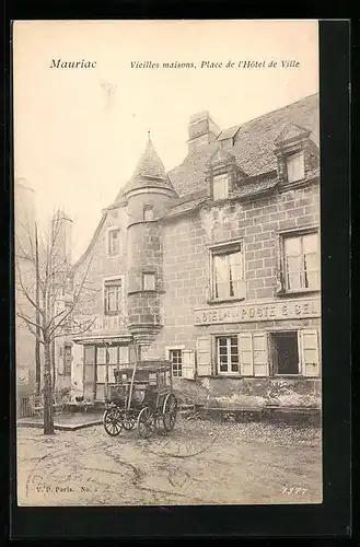 AK Mauriac, Vieilles maisons, Place de l`Hotel de Ville