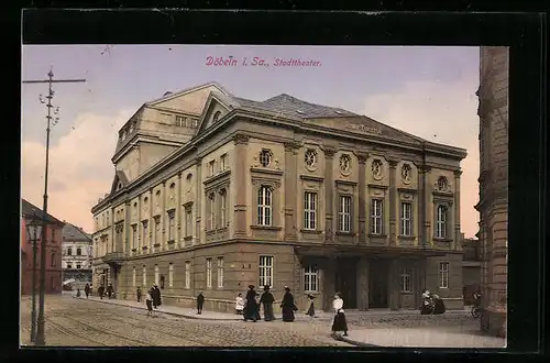 AK Döbeln i. Sa., Stadttheater mit Passanten