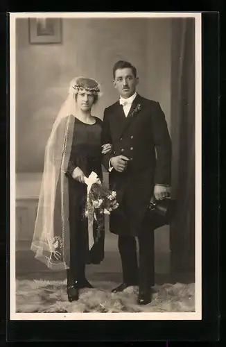 Foto-AK Hochzeitspaar mit Blumenstrauss