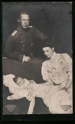 AK Kronprinzessin Cecilie mit dem Sohn auf einem Sofa, der Kronprinz steht dahinter