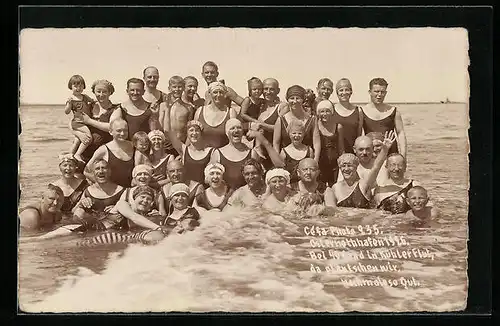 AK Ostseehafen, Gruppenbild Badegäste in Bademode im Meer