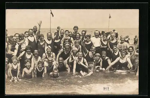 AK Gruppenbild planschender Urlauber am Strand in Bademode