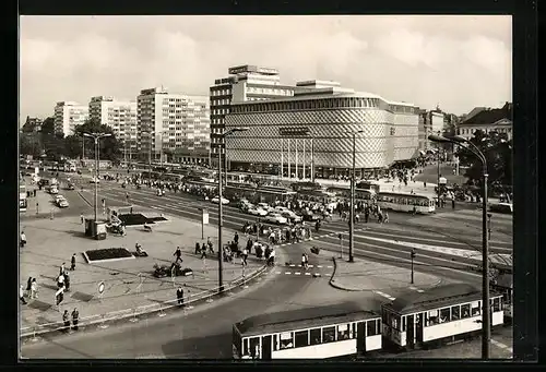 AK Leipzig, Warenhaus Konsument am Brühl, Strassenbahn und Passanten auf der Strasse