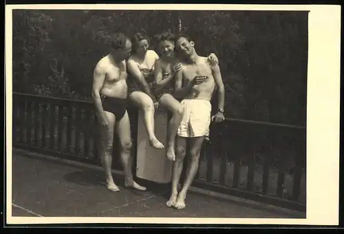 Fotografie Ilse Walleiser, Pössneck / Thüringen, Damen im Badeanzug & Herren in Badehose