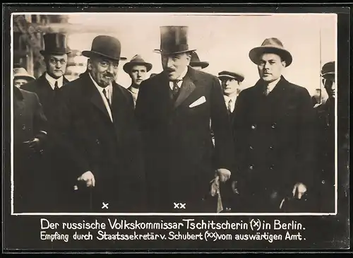 Fotografie Georgi Wassiljewitsch Tschitscherin Volkskommissar der Sowjetunion in Berlin, nebst Staatssekretär Schubert