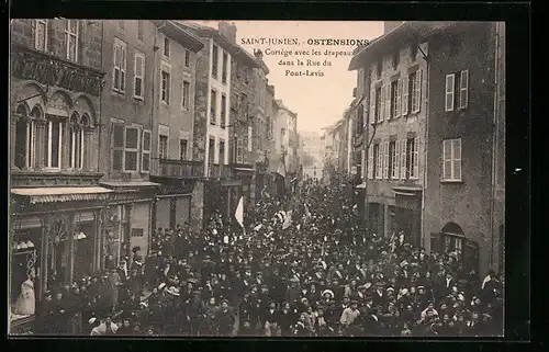 AK Saint Junien, Ostensions, Le Cortège avec les drapeaux dans la Rue du Pont-Levis