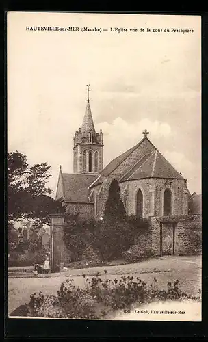 AK Hauteville-sur-Mer, L`Èglise vue de la cour du Presbytère