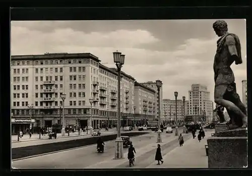 AK Berlin, Stalinallee mit Skulpturen