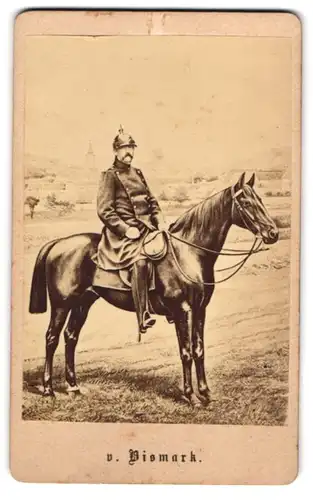 Fotografie unbekannter Fotograf und Ort, Portrait Otto von Bismarck in Uniform zu Pferde, Reichskanzler