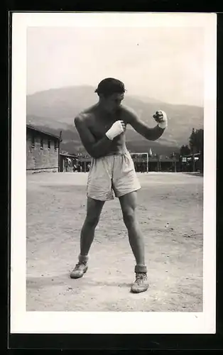 AK Boxer mit verbundenen Händen bei Übungen auf dem Sportplatz