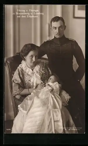 AK Herzog und Herzogin von Braunschweig mit dem Erbprinzen im Taufkleid