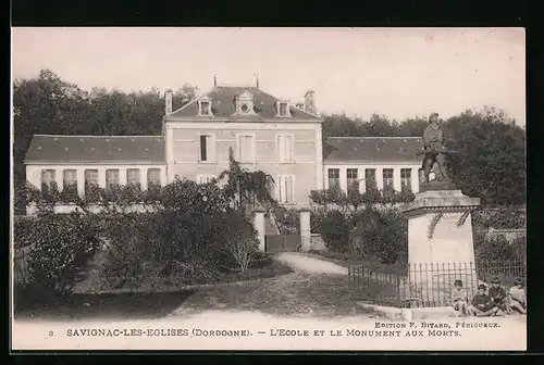 AK Savignac-les-Eglises, l'Ecole et le Monument aux Morts