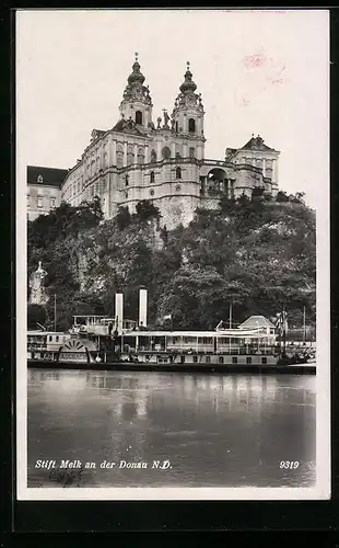 AK Melk an der Donau, Blick auf das Stift mit Dampfer