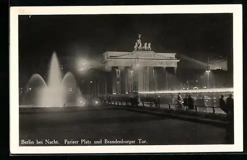 AK Berlin, Pariser Platz und Brandenburger Tor bei Nacht