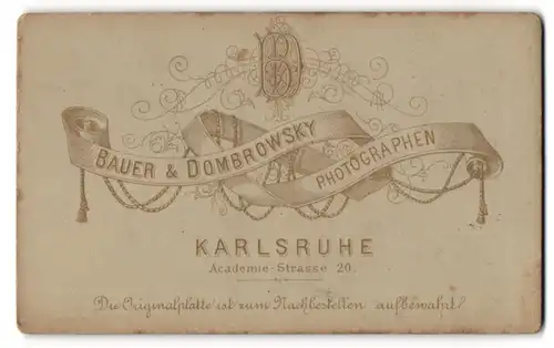 Fotografie Bauer & Dombrowsky, Karlsruhe, Monogramm des Fotografen und Banderole mit Fotografennamen