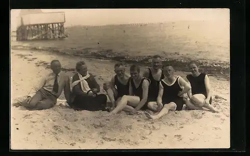 Foto-AK Gruppe in Bademode am Meeresstrand