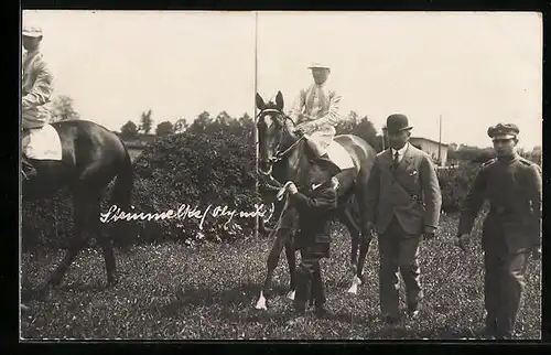 Foto-AK Zwei reitende Jockeys und Begleiter